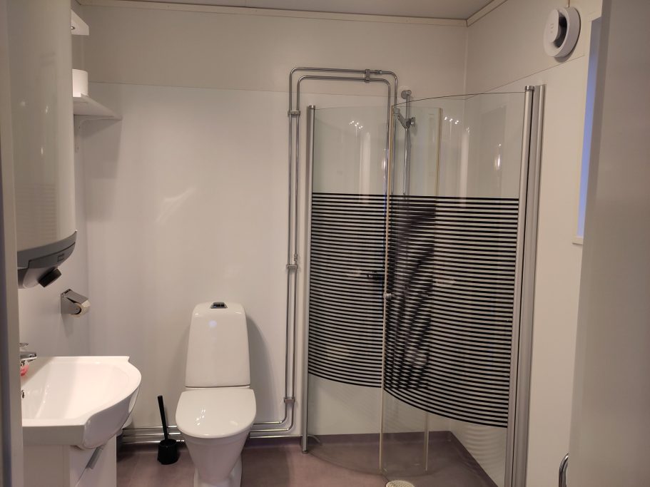 Badrum Badrum med dusch, toalett och handfat i en modern design.