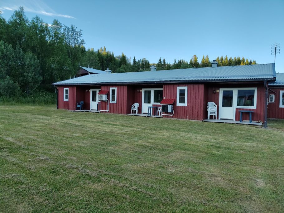 Baksida med gräsmatta